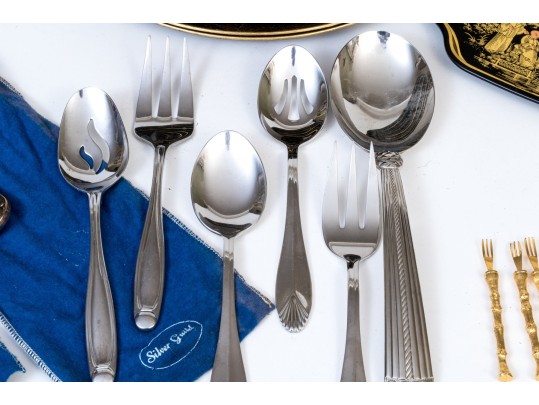 Entertaining Lot With 42 Pieces