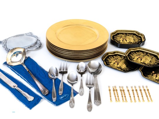 Entertaining Lot With 42 Pieces