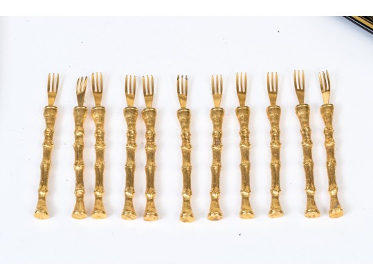 Entertaining Lot With 42 Pieces