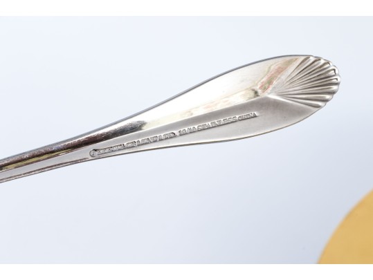 Entertaining Lot With 42 Pieces