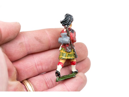 Collection Of Twenty-Five Hand-painted Lead Soldiers With Kilts