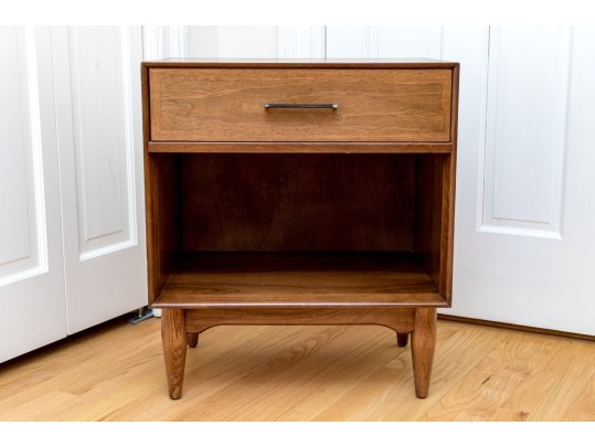 Pair Of Ramseur Furniture Co. Quality Mid-Century Modern Nightstands