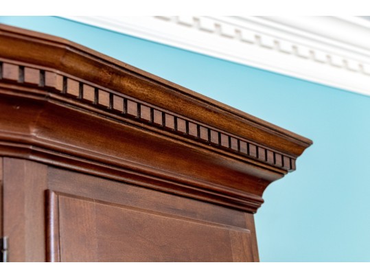 Pennsylvania House Georgian Style Illuminated China Cabinet