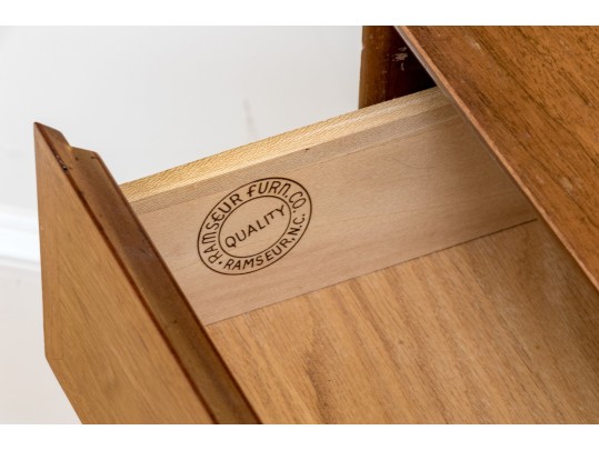 Pair Of Ramseur Furniture Co. Quality Mid-Century Modern Nightstands