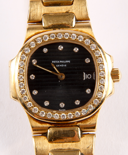18k gold ladies Patek Philippe Nautilus wristwatch model 4700, exceptional winter greenwich