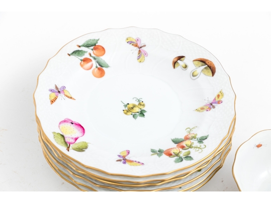 Herend Hungary Hand-Painted Porcelain Partial Dinner Service, Market Garden (FR) Pattern, 28 Pieces