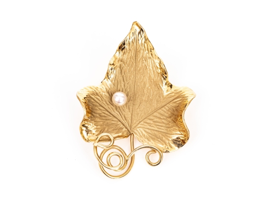 14k Yellow Gold Striking Vintage Textured Grape Leaf And Cultured Pearl Brooch