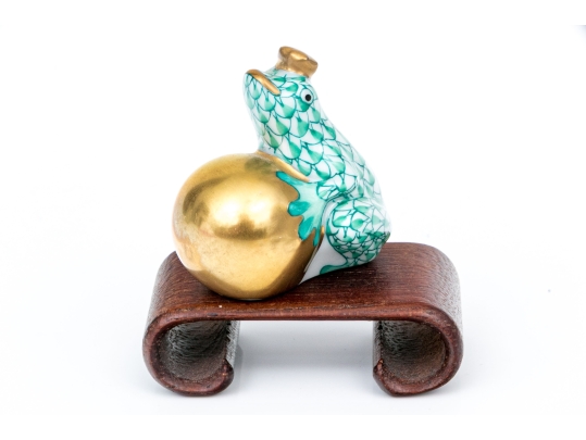 Herend Hungary Hand-Painted Porcelain Frog With Crown Figure, Green Fishnet (VH) Pattern