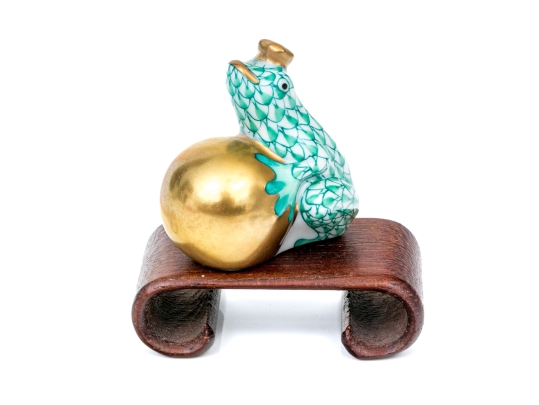 Herend Hungary Hand-Painted Porcelain Frog With Crown Figure, Green Fishnet (VH) Pattern