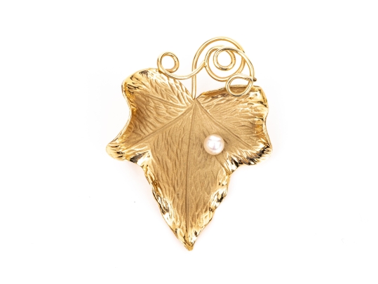 14k Yellow Gold Striking Vintage Textured Grape Leaf And Cultured Pearl Brooch