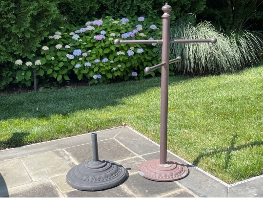 Brown Jordan Towel Rack With A Umbrella Stand