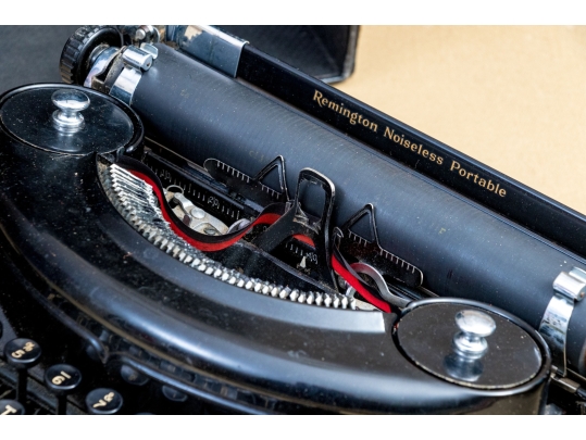 Antique Remington Noiseless Portable Typewriter With Original Case