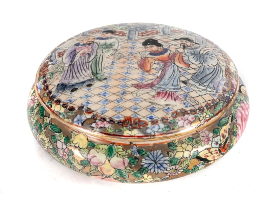 19th Century Chinese Famille Rose Covered Box