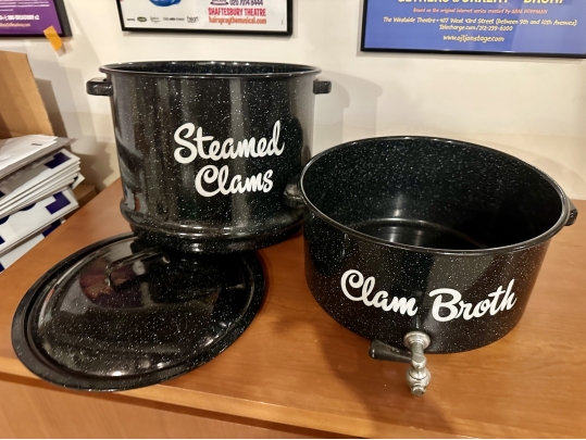 Steamed Clams Pot With Spout And Lid