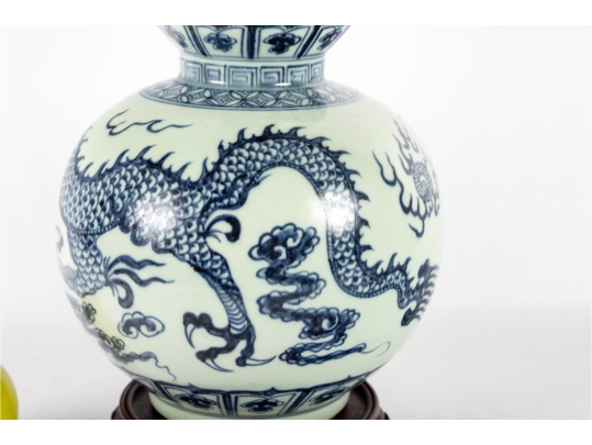 Chinese Vintage Blue And White Double Gourd Ceramic Vase