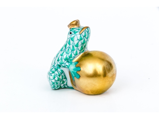 Herend Hungary Hand-Painted Porcelain Frog With Crown Figure, Green Fishnet (VH) Pattern