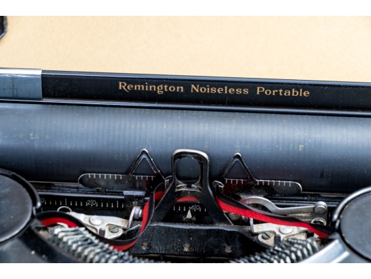 Antique Remington Noiseless Portable Typewriter With Original Case