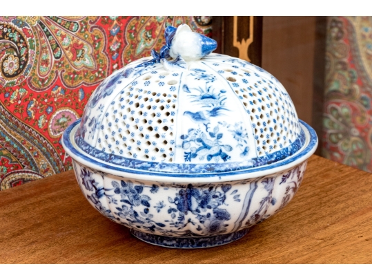 Decorative Chinese Style Bowl With Pierced Lid