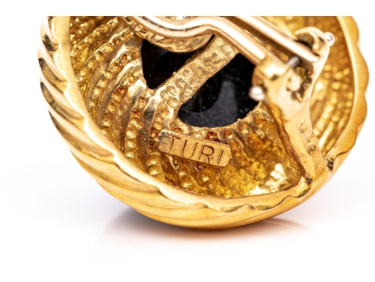 Turi 18k Yellow Gold Fabulous Retro Cabachon Black Onyx And Ribbed Border Clip On Earrings