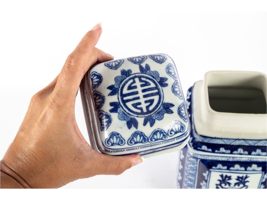 Late Qing Dynasty Blue/White Porcelain Tea Jar