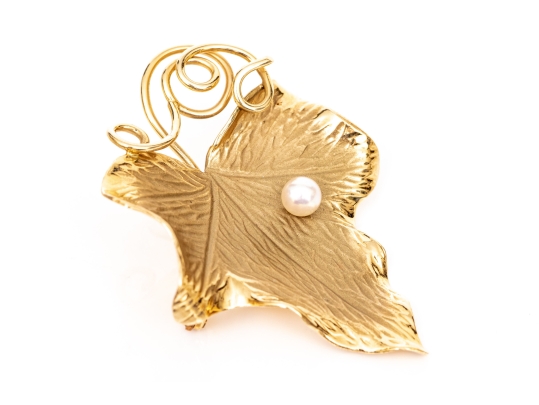 14k Yellow Gold Striking Vintage Textured Grape Leaf And Cultured Pearl Brooch