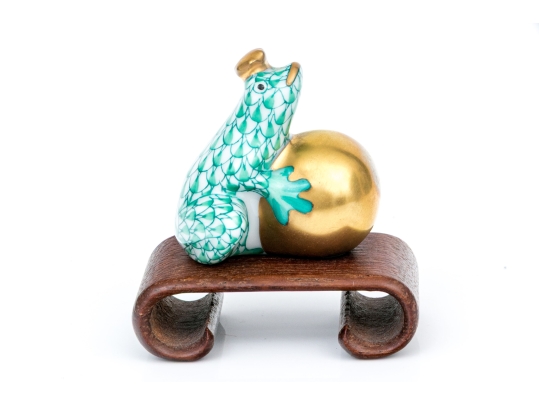 Herend Hungary Hand-Painted Porcelain Frog With Crown Figure, Green Fishnet (VH) Pattern