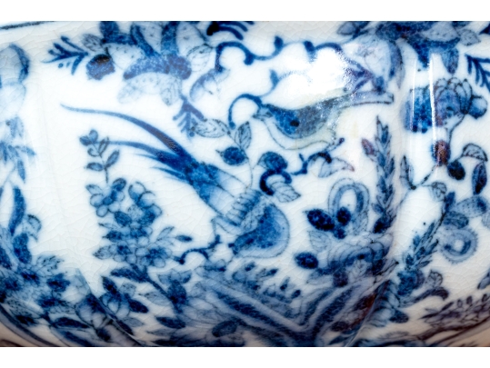 Decorative Chinese Style Bowl With Pierced Lid