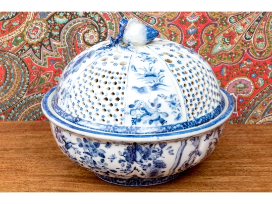 Decorative Chinese Style Bowl With Pierced Lid