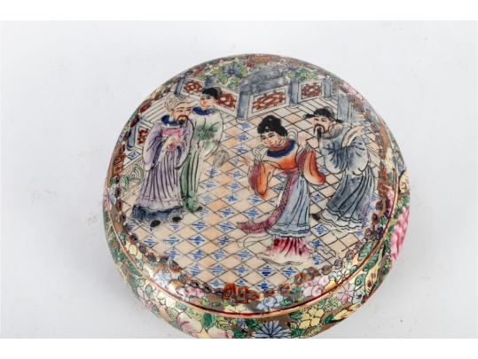 19th Century Chinese Famille Rose Covered Box