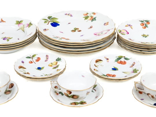 Herend Hungary Hand-Painted Porcelain Partial Dinner Service, Market Garden (FR) Pattern, 28 Pieces