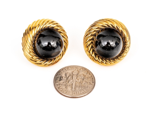 Turi 18k Yellow Gold Fabulous Retro Cabachon Black Onyx And Ribbed Border Clip On Earrings