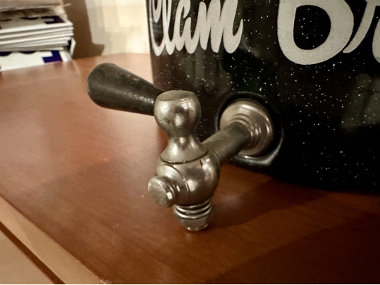 Steamed Clams Pot With Spout And Lid