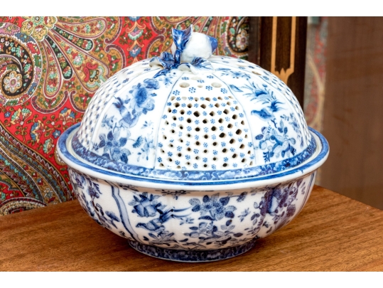 Decorative Chinese Style Bowl With Pierced Lid