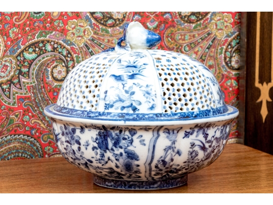 Decorative Chinese Style Bowl With Pierced Lid